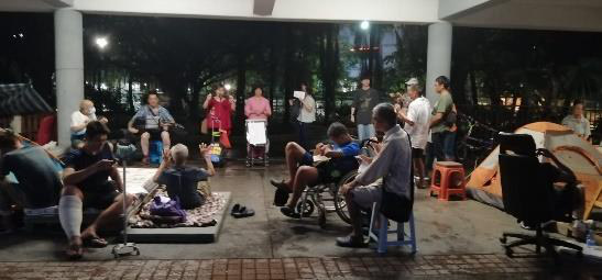 羊門團契——夜間在公園關懷街友